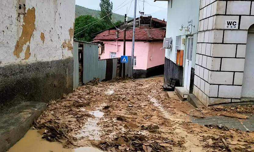Sel suları köyü esir aldı, maddi hasar meydana geldi