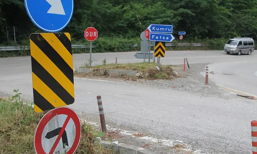 Sürücülerin kafası karışıyor! Kavşakta tam 29 tabela var