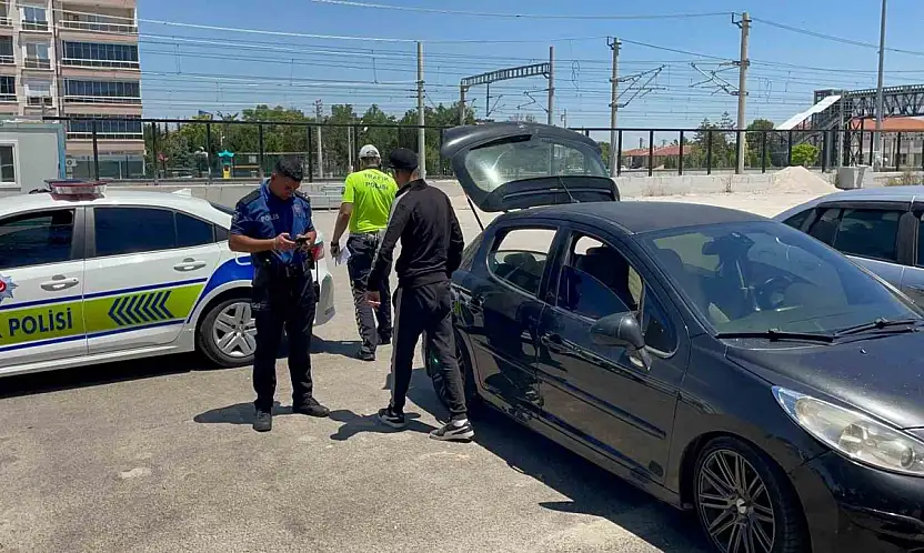 Taksiciler müşteri kılığına girdi, korsan taksiciyi yakalattı
