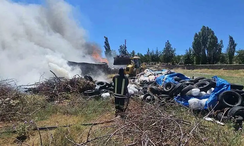 Tomarza'da lastik yangını ekiplerin hızlı müdahalesi ile söndürüldü