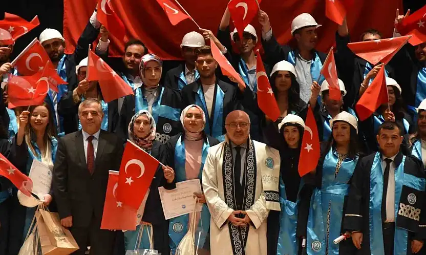 Tomarza Mustafa Akıncıoğlu MYO'da şed bağlama töreni gerçekleştirildi