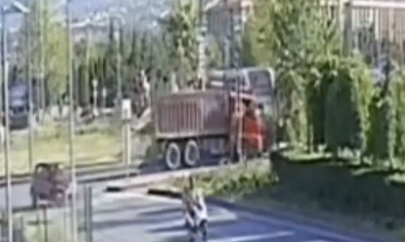 Tramvay ve kamyonun çarpıştığı kaza kamerada