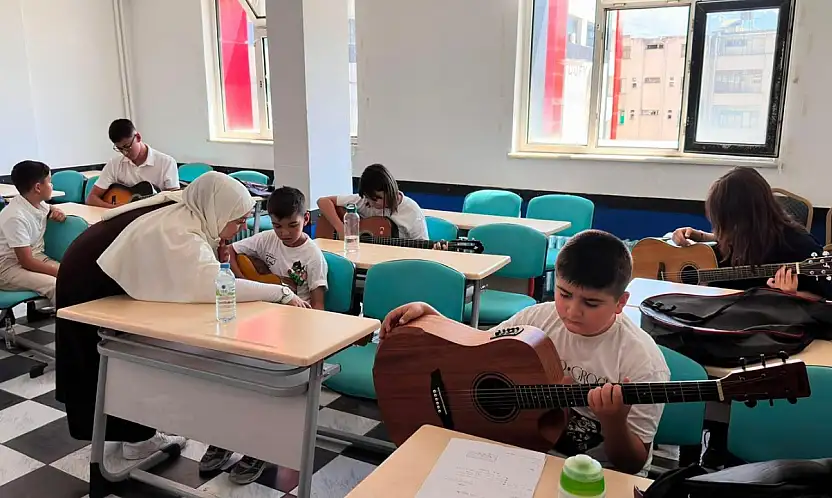 Ülkü Ocakları'nda ücretsiz gitar kursları sürüyor