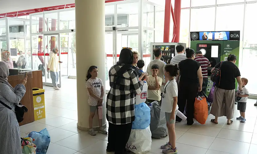 Vatandaştan 1 lira veren 'sıfır atık' makinelerine yoğun ilgi