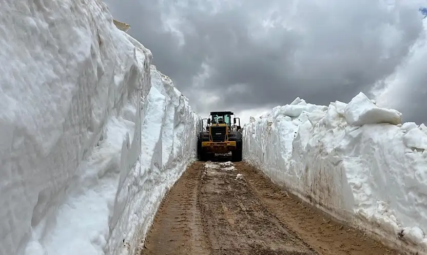 Yahyalı'da karla kaplı yayla yollarını açma çalışmaları sürüyor