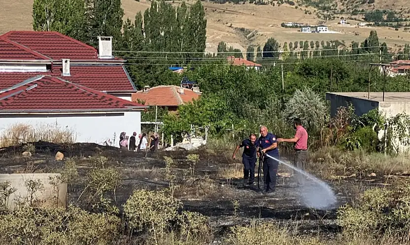Yahyalı'da ot yangını korkuttu: Alevler evlere ulaşmadan söndürüldü
