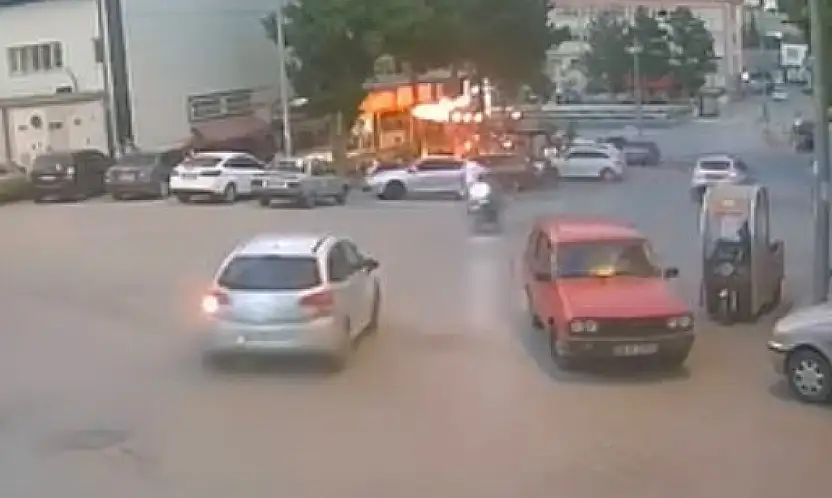 Yahyalı'da otomobil ile motosikletin çarpıştığı kaza kamerada