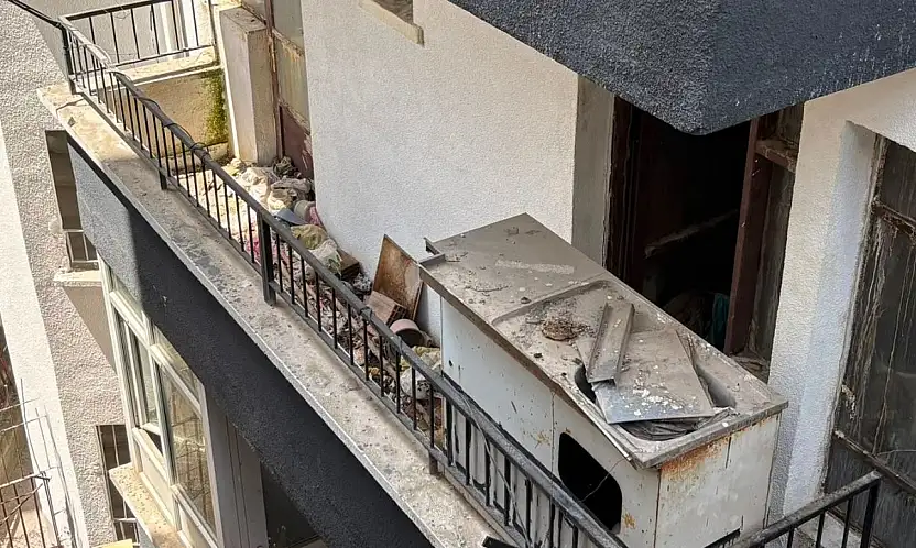 Yaşlı çiftin evinden kamyon dolusu çöp çıkartıldı