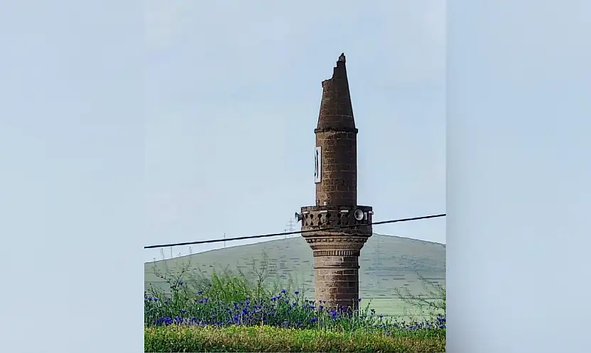 Yıldırım düşen cami minaresi zarar gördü