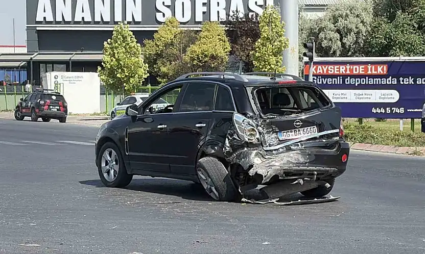 Yolcu minibüsü ile otomobil çarpıştı: 8 yaralı