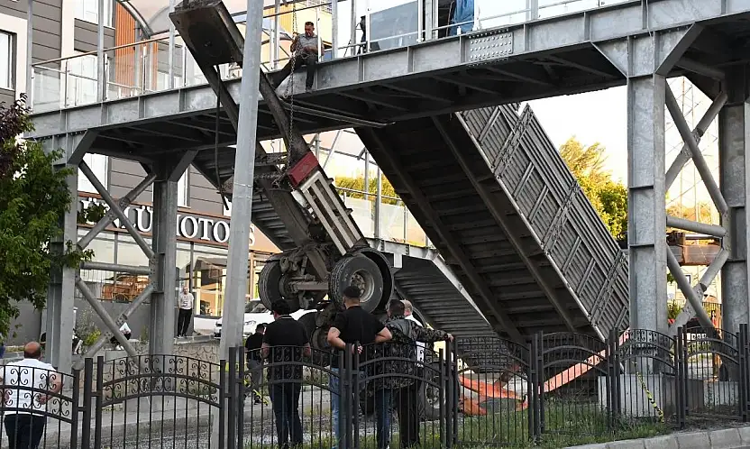Yozgat'ta tırın dorsesi üst geçide takıldı