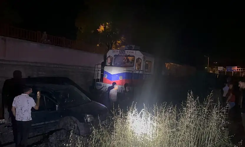 Yük treni hafif ticari aracı 120 metre sürükledi: 2 yaralı